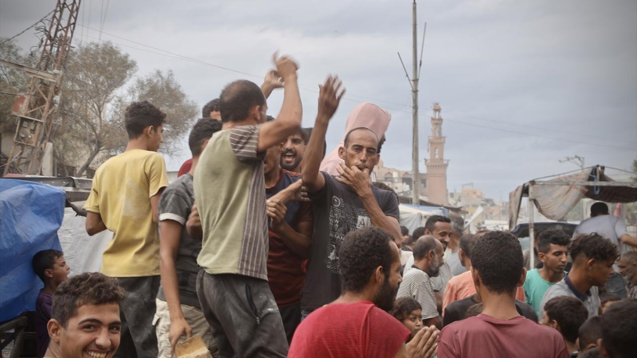 Filistinliler, Gazze’de yürürlüğe girmesi beklenen ateşkes duyurusunu coşkuyla karşıladı