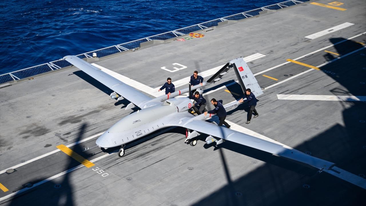 Bayraktar TB3 TCG Anadolu`dan iniş kalkış yaptı