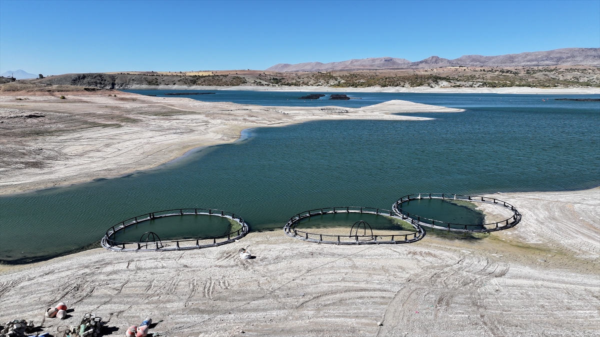 Balık kafesleri kıyıda kalarak zeminle buluştu