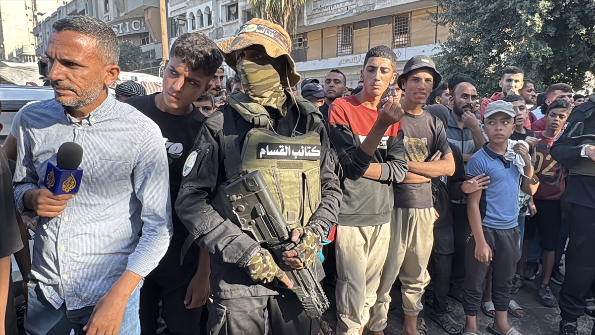 İsrail ordusu: Kızılhaç, esirlerin teslim alınacağı noktaya gidiyor