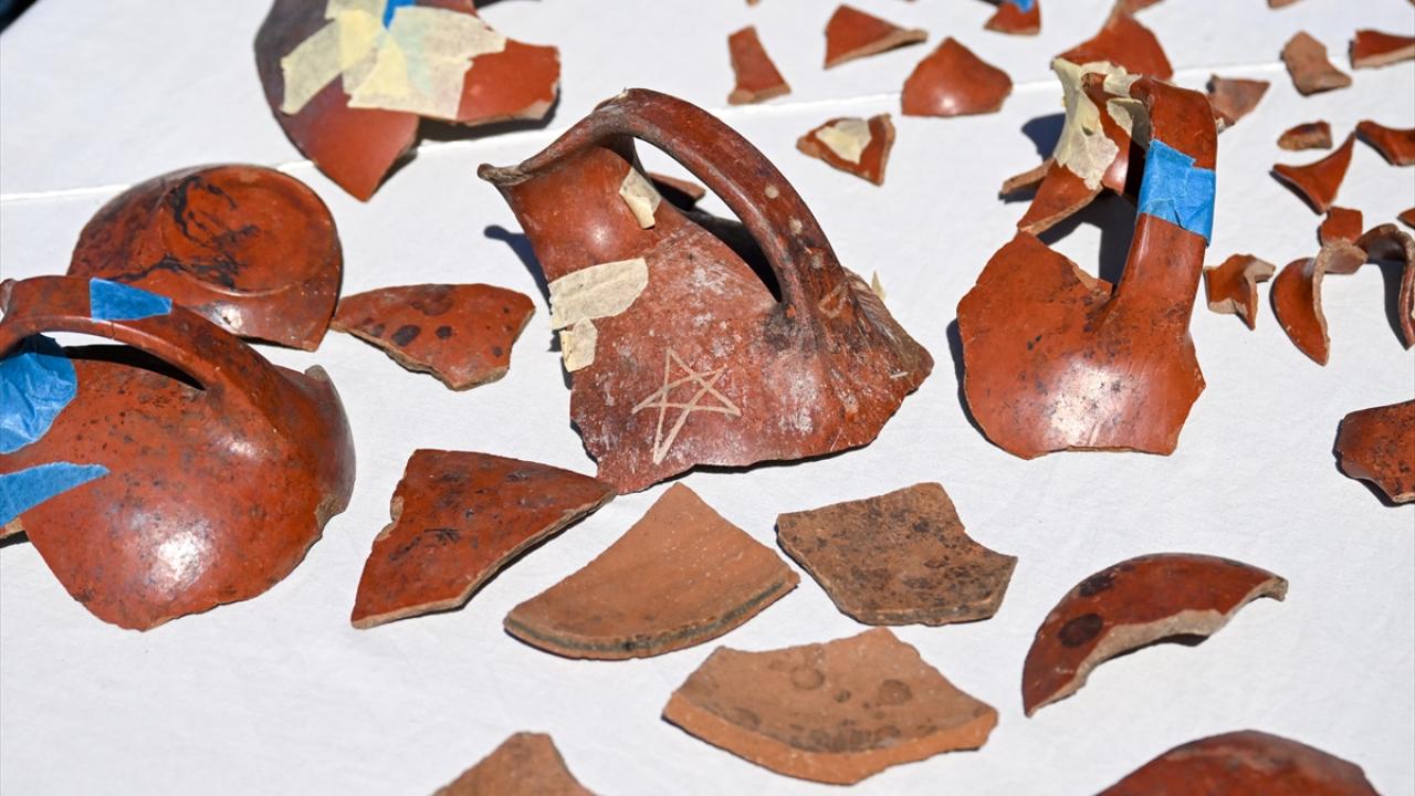 "Seramik buluntular temizlenip, yıkandıktan sonra kurutuluyor"