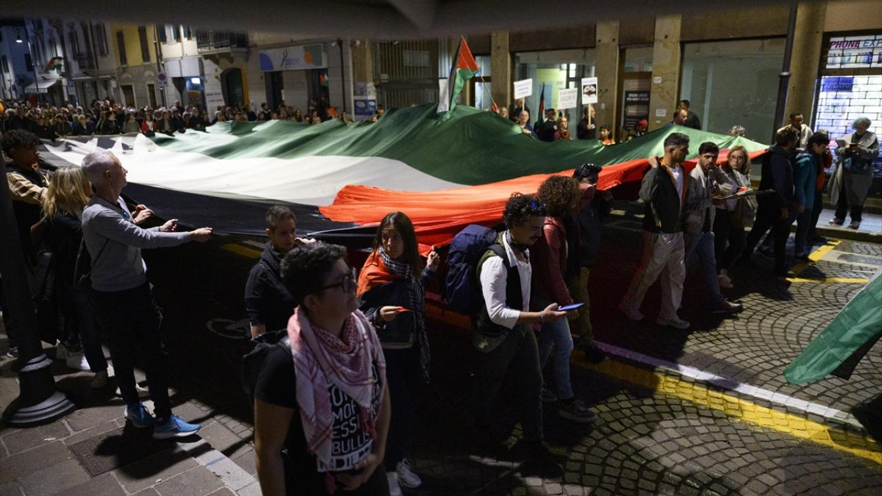 İtalya-İsrail maçı öncesi binlerce kişi İsrail'i protesto etti