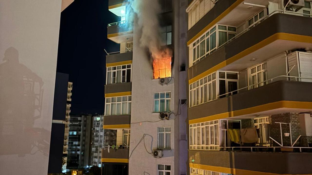 Adana’da apartman dairesinde çıkan yangın hasara yol açtı