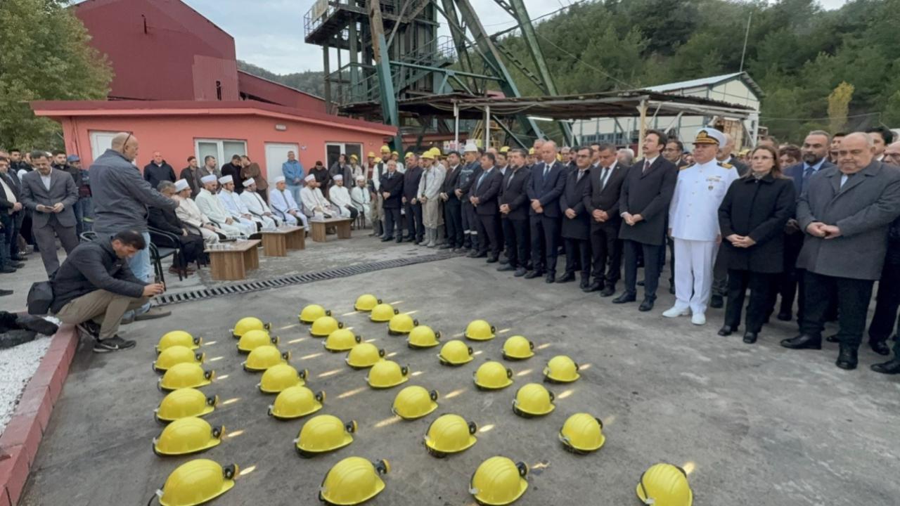 Amasra’daki maden kazasında hayatını kaybeden 43 madenci anıldı