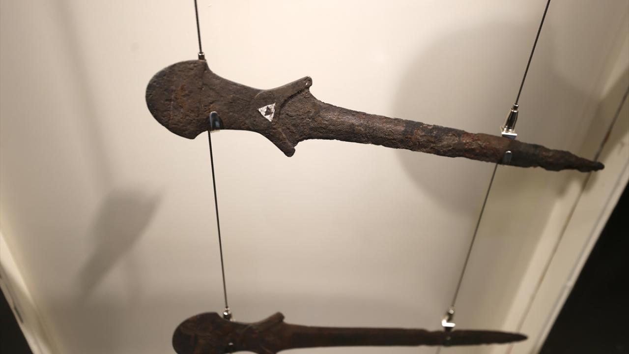 Arslantepe'de bulunan yaklaşık 5 bin 500 yıllık kılıçlar tarihe ışık tutuyor