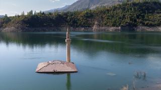 Baraj sularının çekilmesiyle eski Yusufeli gün yüzüne çıktı
