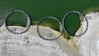 Su seviyesi düşen barajda eski köy gün yüzüne çıktı, balık kafesleri toprağa yapıştı