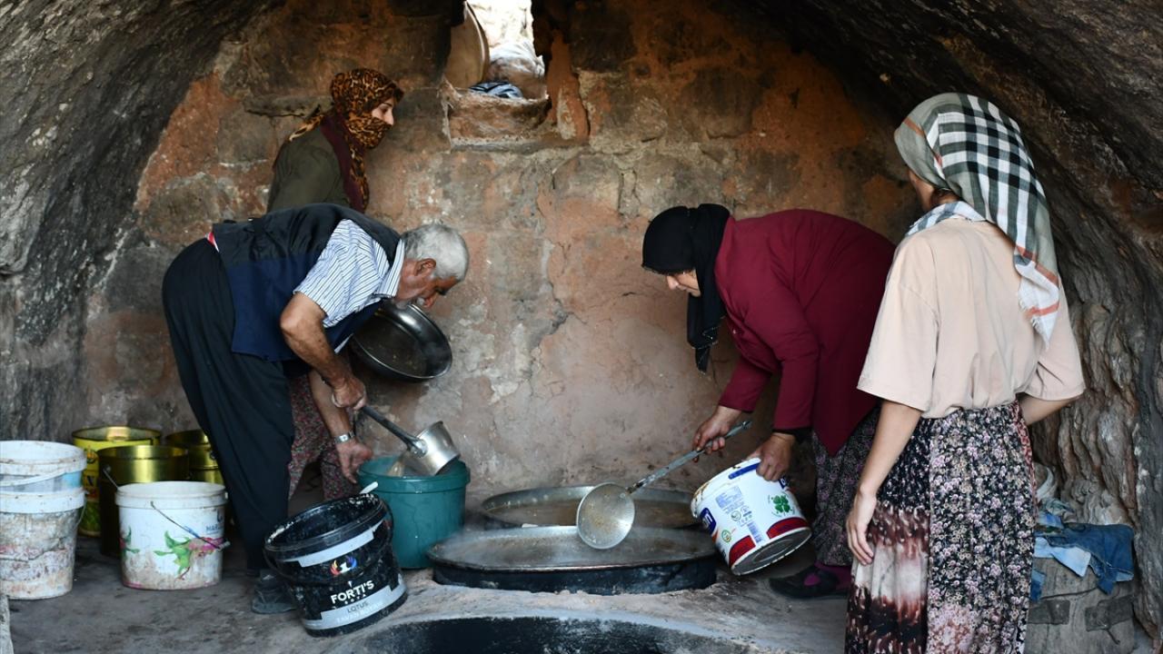 Batman'da tescilli mezrone üzümünden pekmez yapmak için kazanlar yakıldı