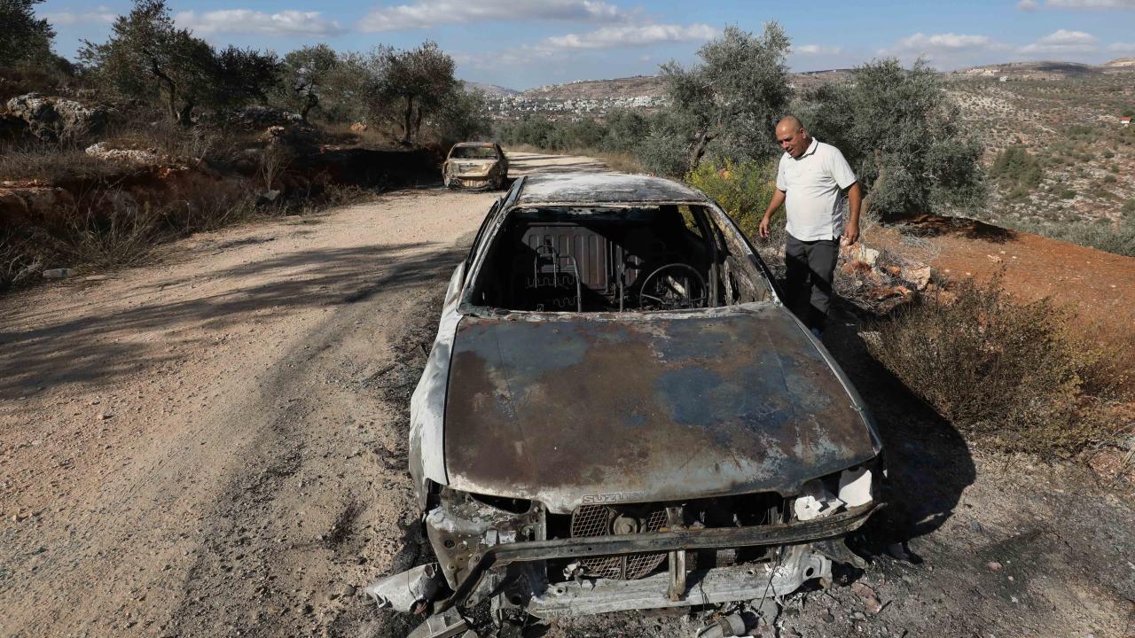 İsrailli işgalciler Filistinlilerin araçlarını yaktı
