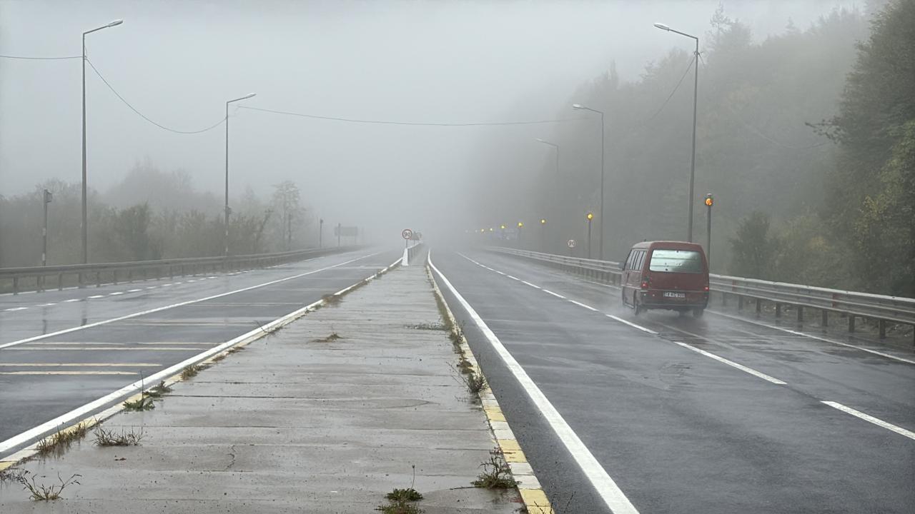 Bolu Dağı’nda sağanak ve sis görüş mesafesini düşürdü