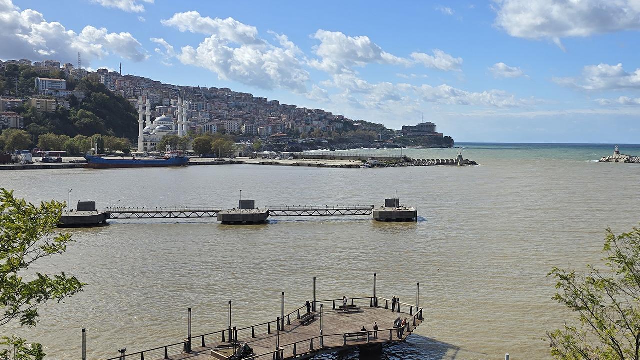 Zonguldakta yağmur sonrası deniz kahverengiye büründü