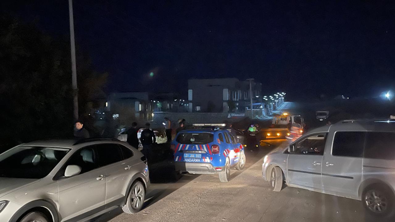 Diyarbakır’da ‘dur’ ihtarına uymayan sürücü aracıyla 3 otomobile çarptı