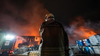 Elmadağ'da geri dönüşüm fabrikasında çıkan yangın kontrol altına alındı