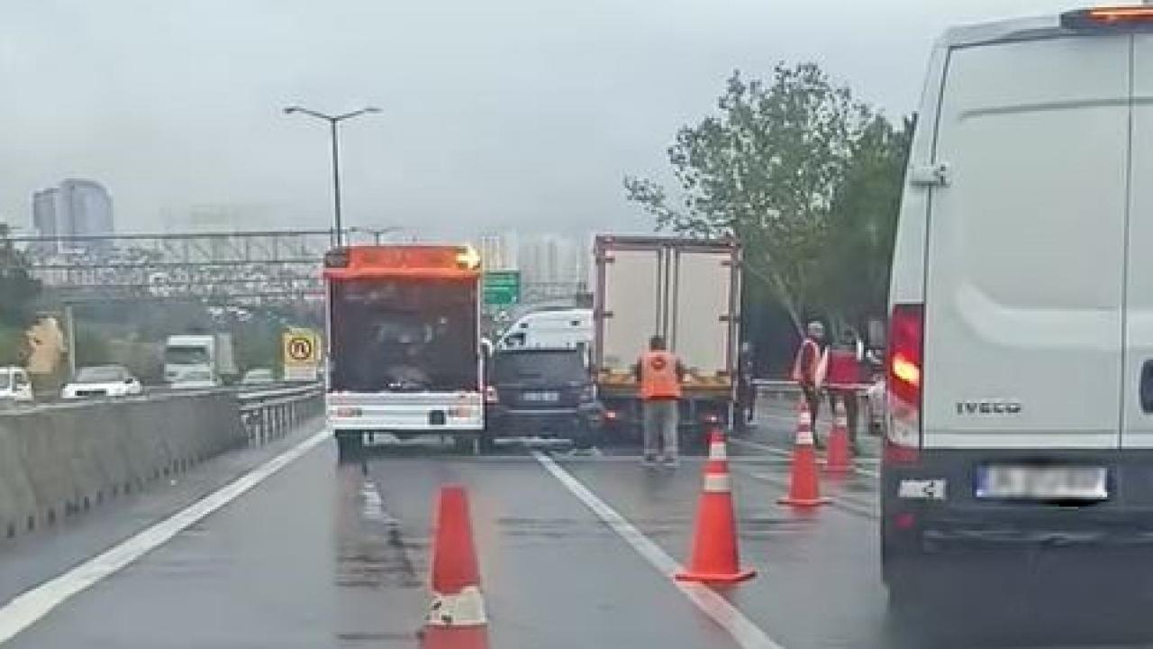 TEM’de çifte kaza: Geri viteste unutulan araç ikinci kazaya neden oldu