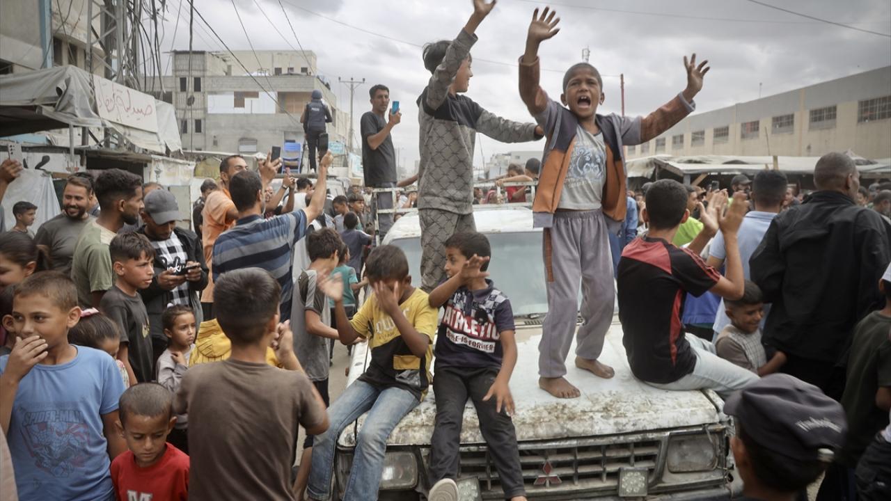 Filistinliler, Gazze’de yürürlüğe girmesi beklenen ateşkes duyurusunu coşkuyla karşıladı
