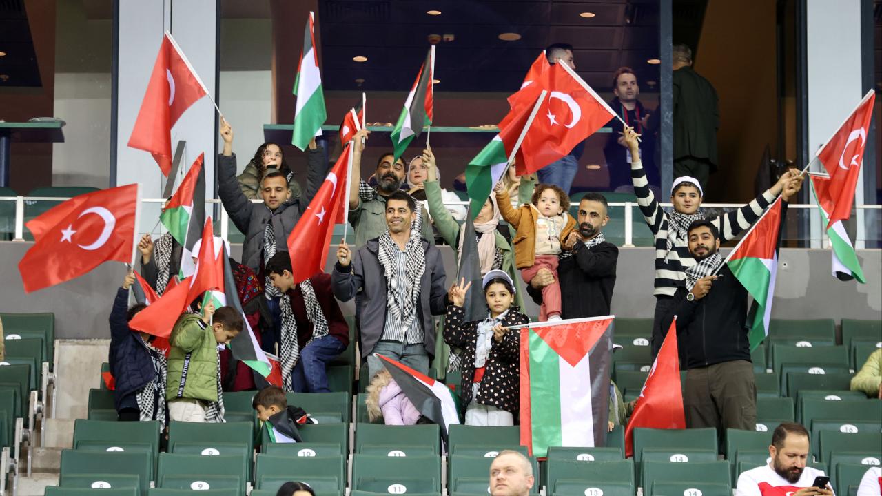 Filistinli çocuklar TürkiyeGürcistan maçı için Kocaeli’de