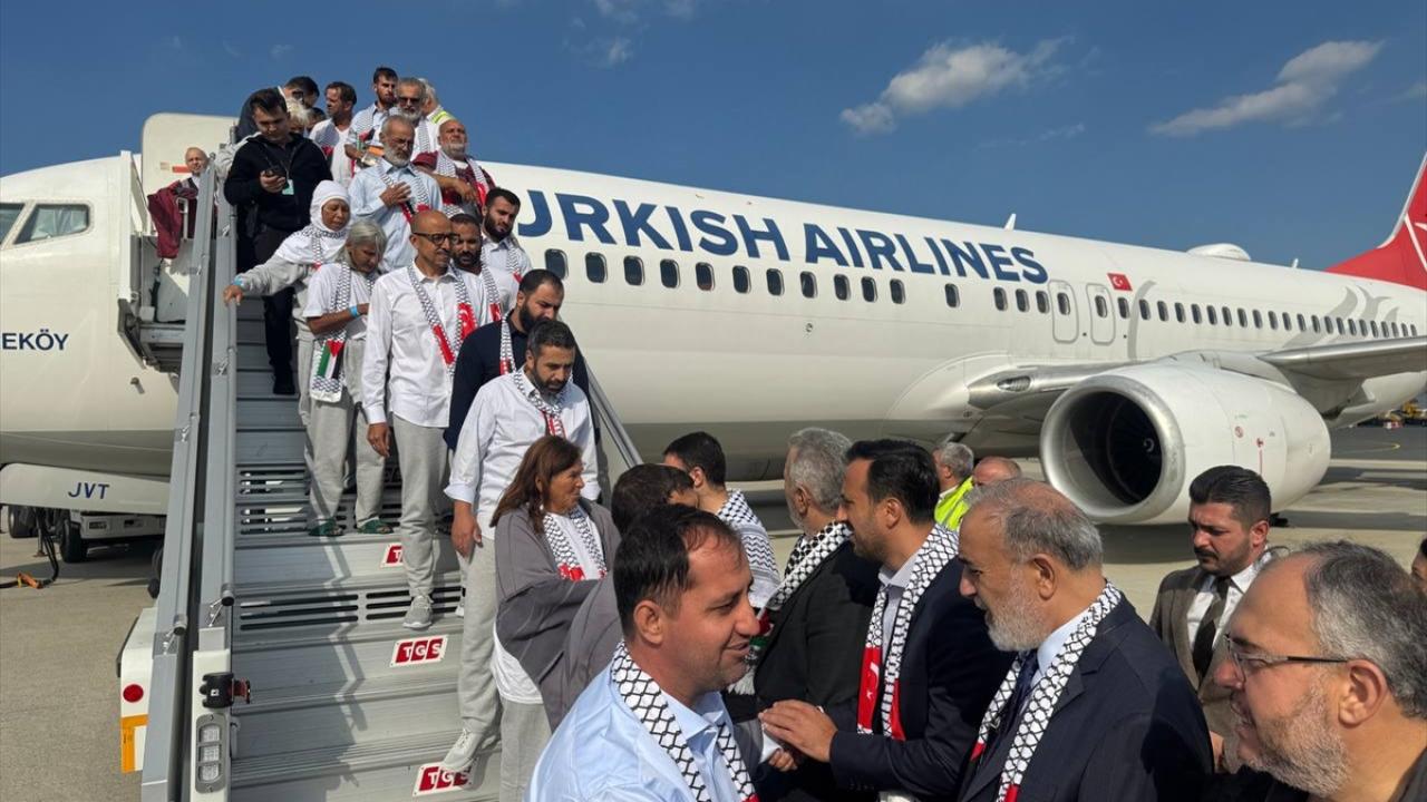İsrail'in alıkoyduğu Özgürlük Filosu aktivistlerini Türkiye'ye getiren THY uçağı İstanbul'a ulaştı