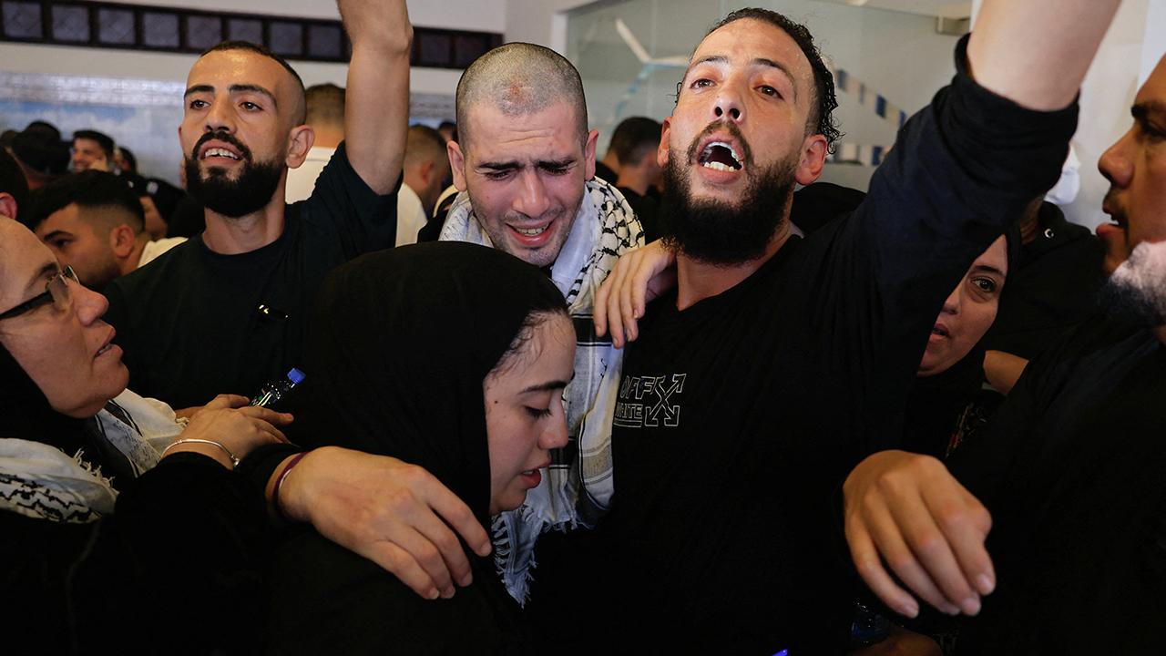 İsrail’in Ofer Hapishanesi’nden serbest bırakılan Filistinli esirlerin bir kısmı Ramallah’a ulaştı