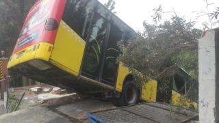 El freni çekilmeyen İETT otobüsü kaza yaptı