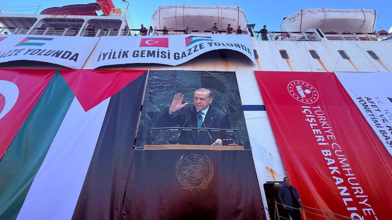Gazze’ye ulaştırılacak insani yardım malzemeleri İyilik Gemisine yüklendi