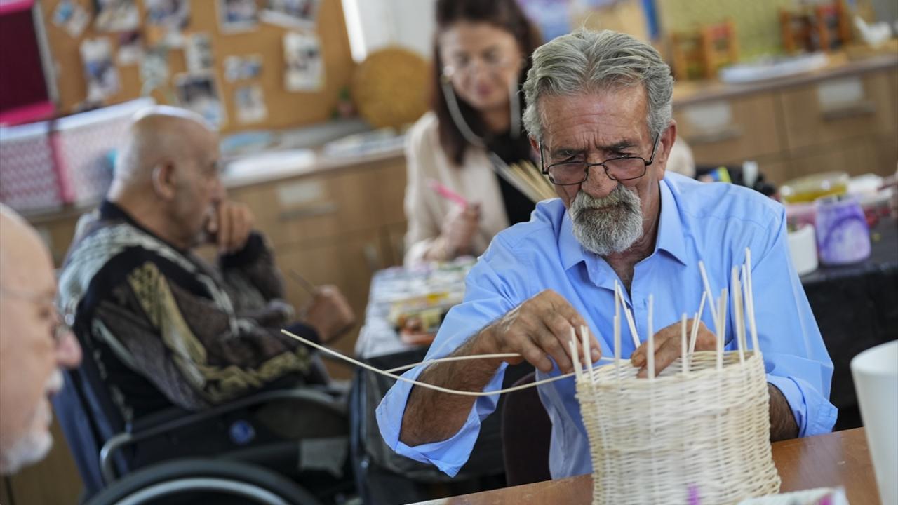 İzmir'de huzurevi sakinleri sanat etkinlikleriyle sosyalleşiyor