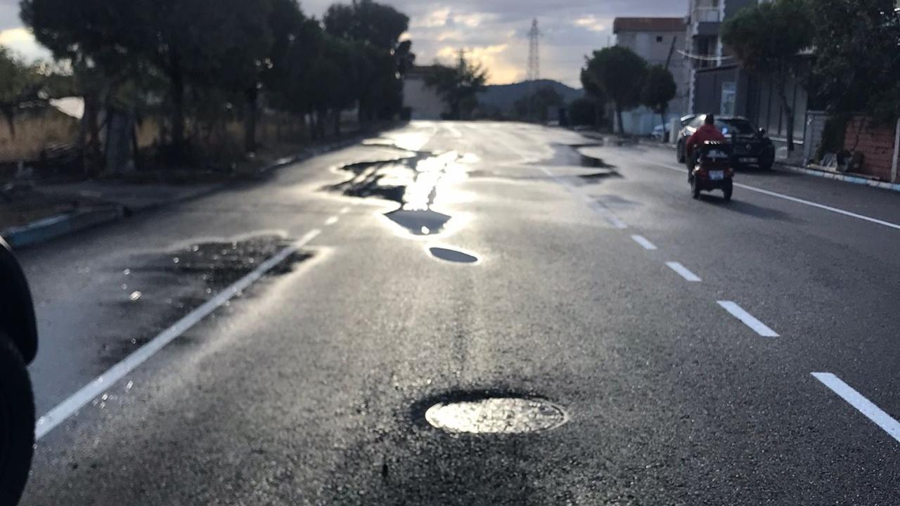 İzmir’de 11 gün önce yapılan asfalt çöktü
