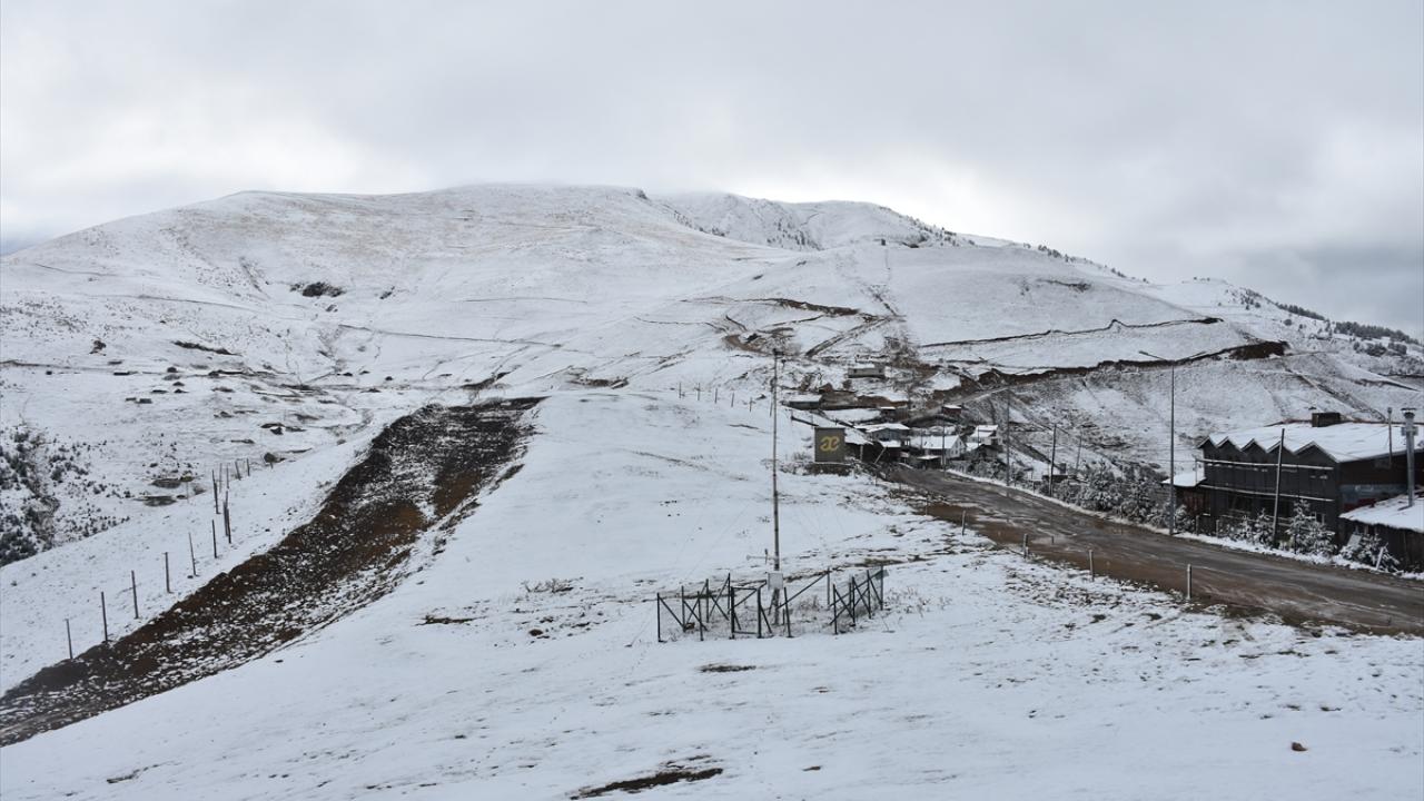 Bayburt, Rize ve Gümüşhane'nin yüksek kesimlerinde kar yağışı etkili oldu