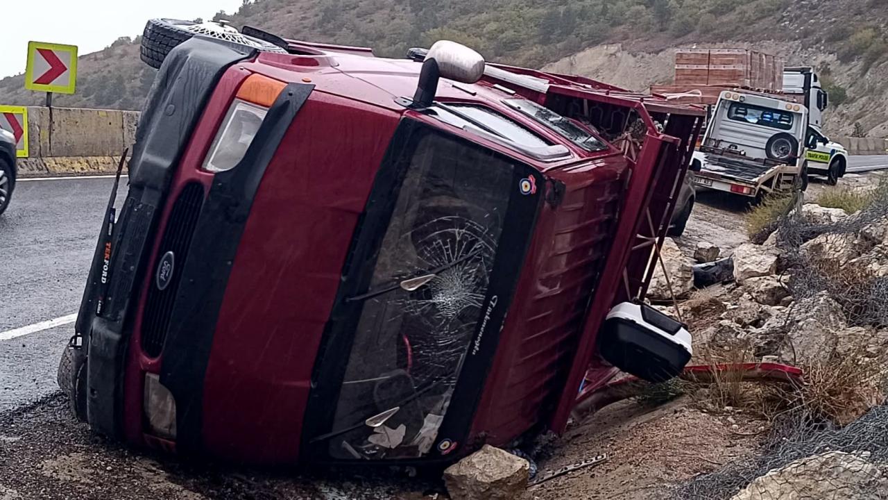 Karabük’te kamyonet su kanalına devrildi: 5 yaralı
