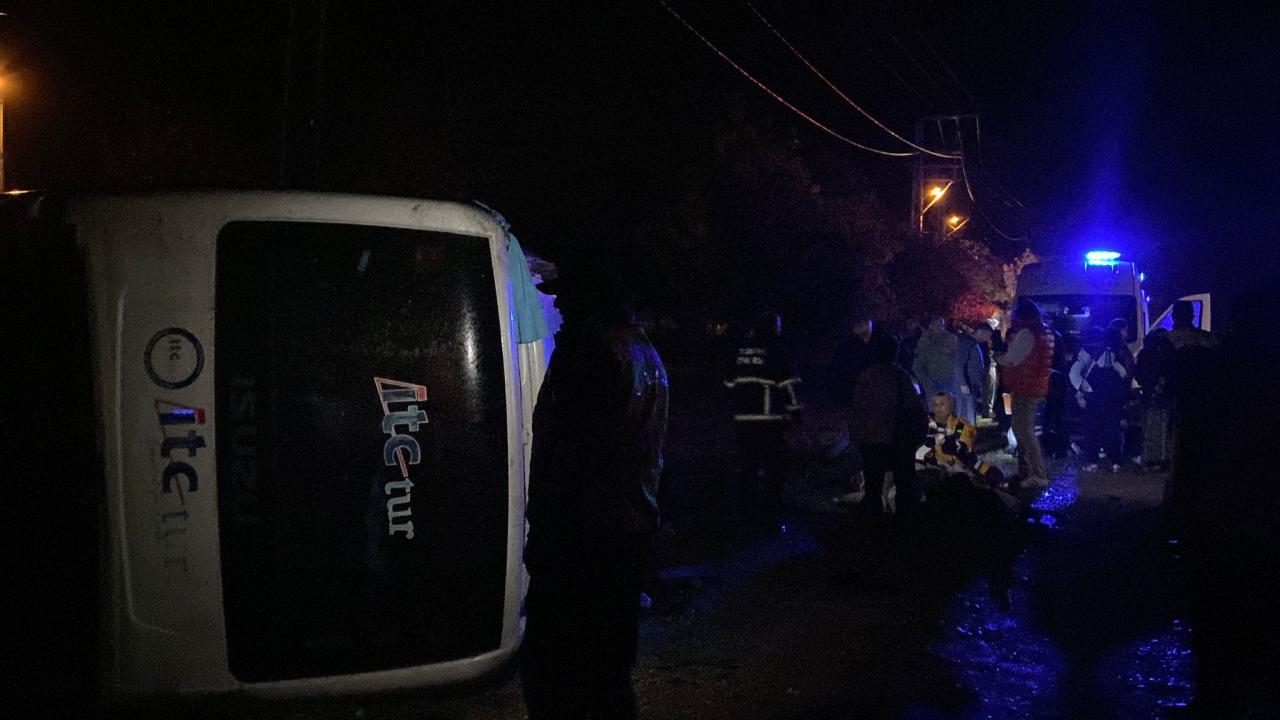Kastamonu’da tur midibüsü devrildi: 25 yaralı