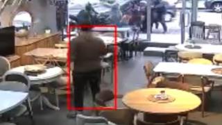 Otomobil restorandan çıkan müşterilerin arasına işte böyle daldı
