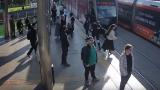 Tramvayın altında kalmaktan son anda böyle kurtuldu