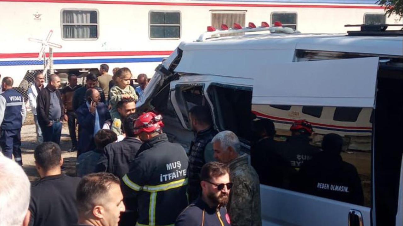 Muş’ta yolcu treni servis minibüsüne çarptı: 17 öğrenci yaralandı