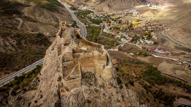 Gümüşhane'de çevreye hakim noktadaki "Keçi Kalesi"