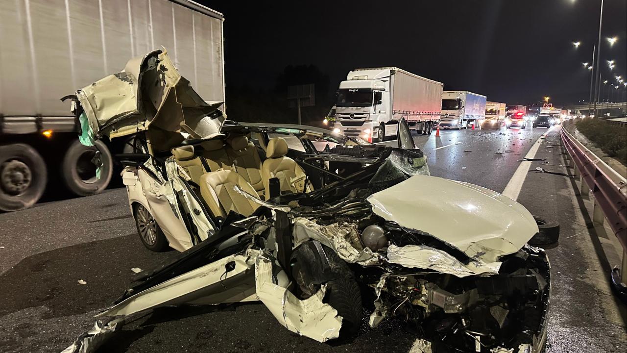 Kuzey Marmara Otoyolu’nda otomobil kamyonete çarptı: 3 yaralı
