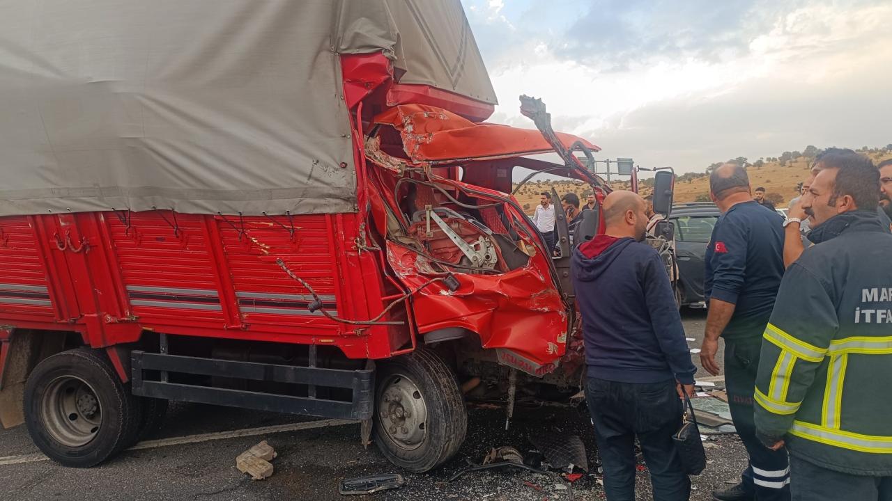 Mardin’de kamyon ile kamyonetin çarpıştığı kazada 14 kişi yaralandı