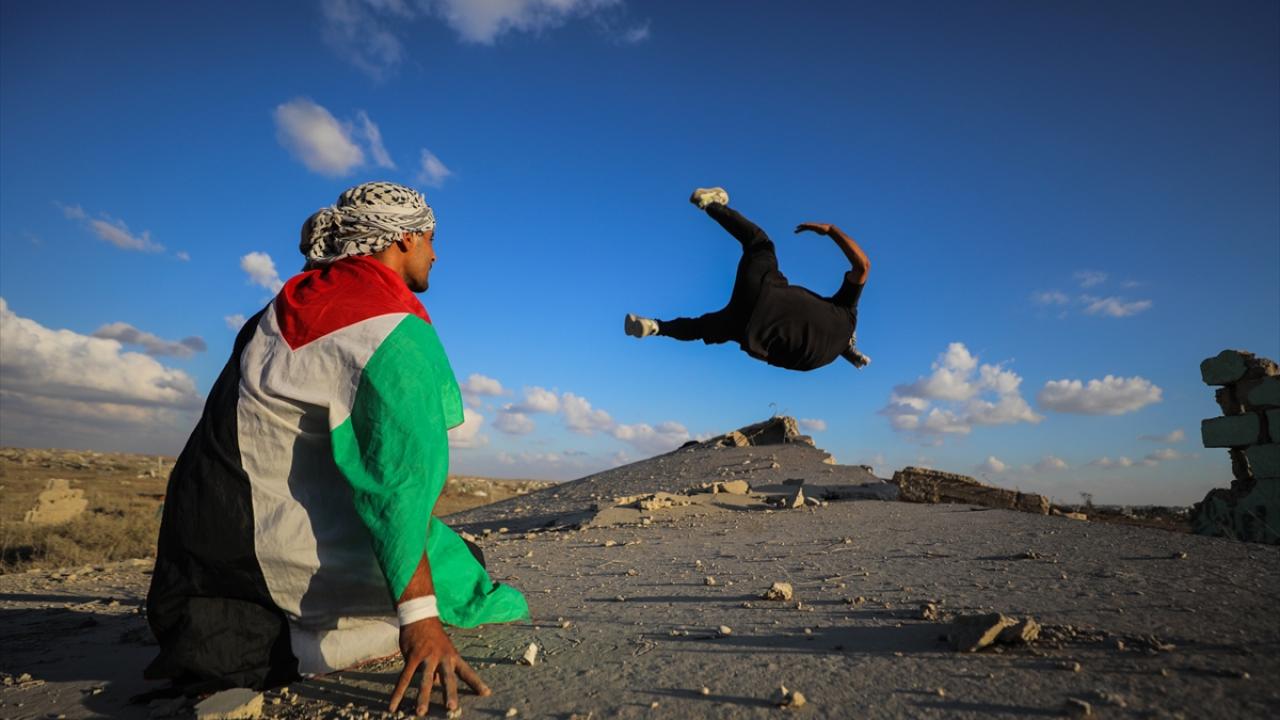 Gazze’de gençler, yıkılan binalarda parkur yaptı