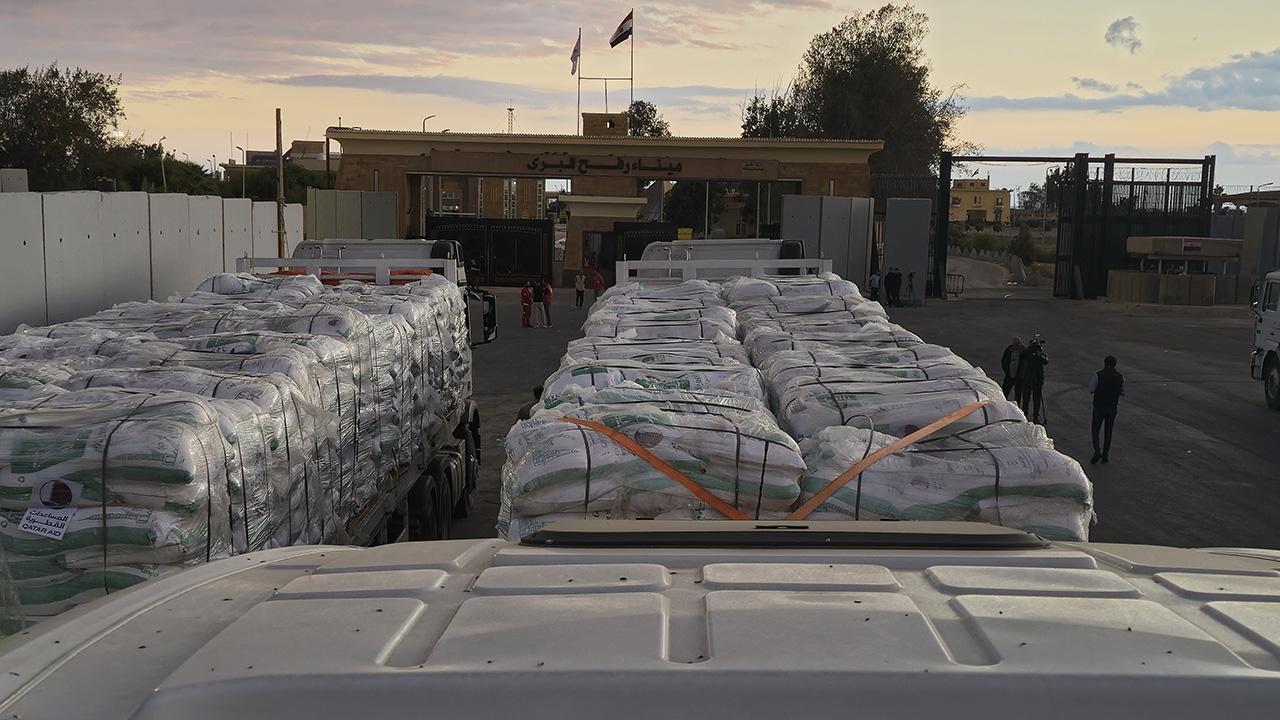 Gazze’ye yardım taşıyan tırlar, Refah Sınır Kapısı’ndan geçmeye başladı