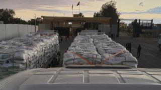 Gazze’ye yardım taşıyan tırlar, Refah Sınır Kapısı’ndan geçmeye başladı