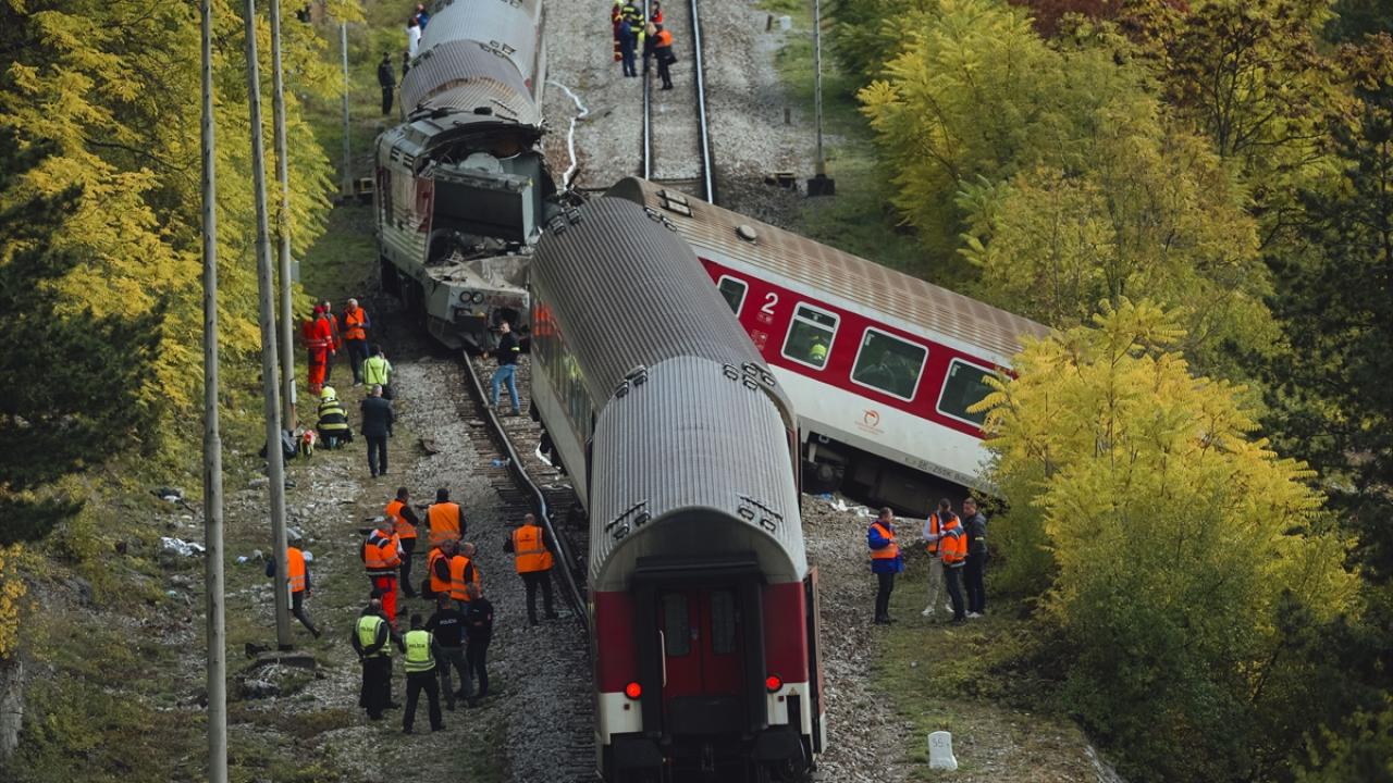 Slovakya'da meydana gelen tren kazasında 2 kişi ağır yaralandı