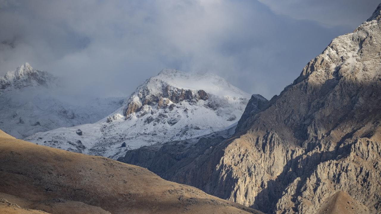 Munzur Dağları kar yağışıyla beyaza büründü