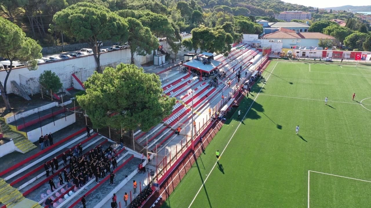 "Ağaç gölgesinde Ayvalıklılar maçları buradan izler"