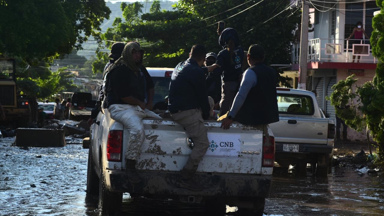 Meksika’da fırtına sonrası sel ve su baskınları yaşandı