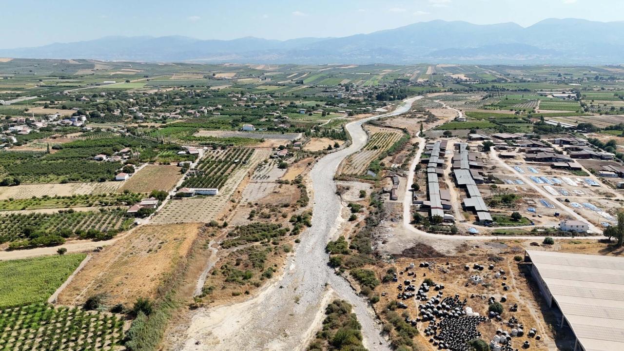 Gediz kurudu, öğrenciler boş nehir yatağına olta attı