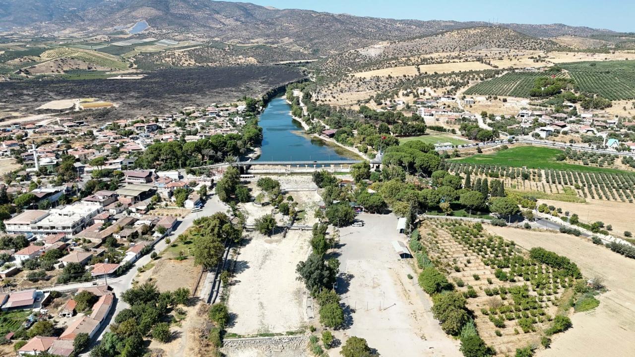 Gediz kurudu, öğrenciler boş nehir yatağına olta attı