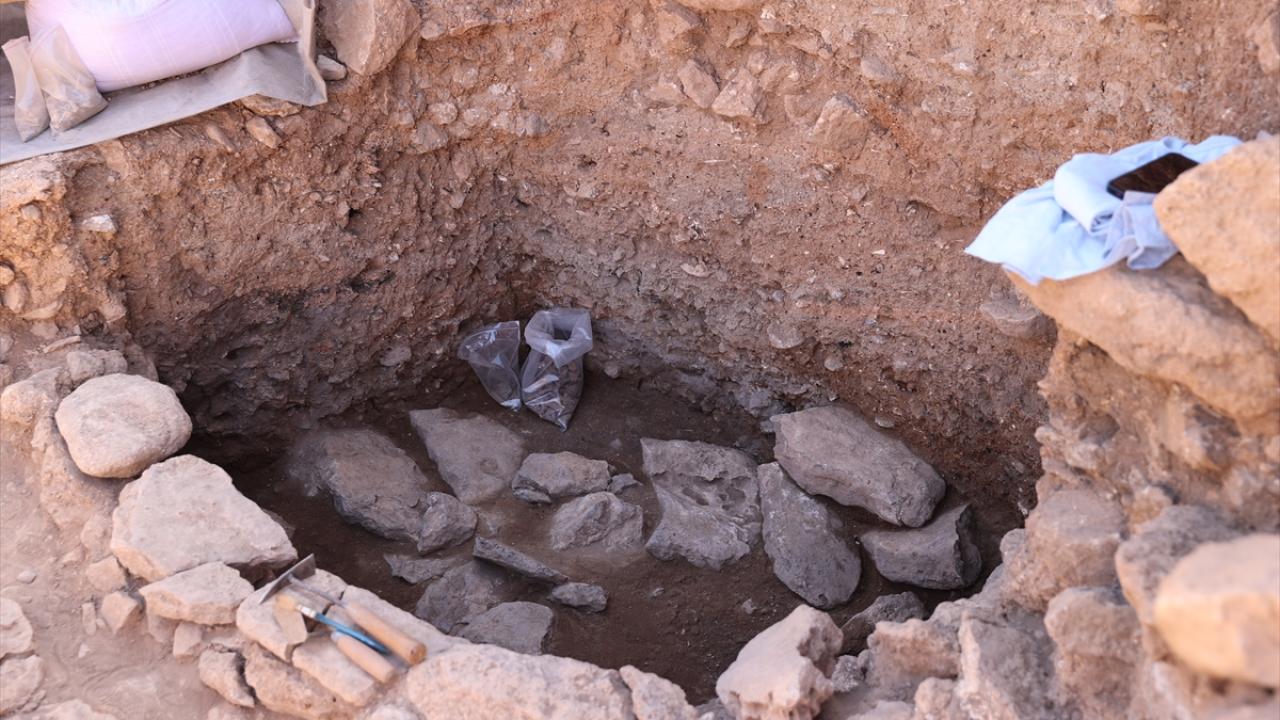 Zemine gömülü inşa edilmişler