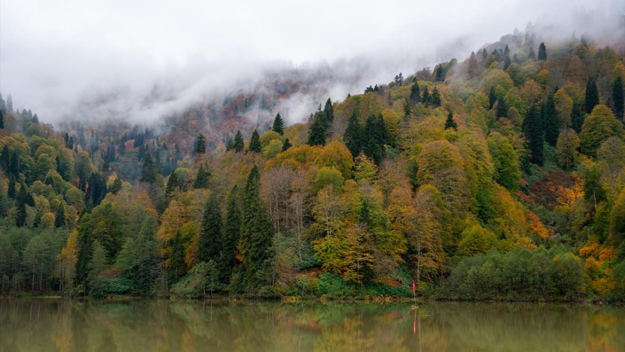 Borçka'daki Karagöl, güz renklerine büründü