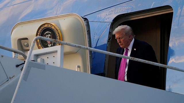 Trump'ın uçağında acil durum kaydırağı kriz yarattı haber görseli