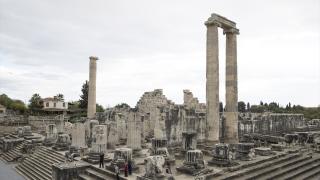 Apollon Tapınağı, görkemli mimarisi ve mitolojik hikayesiyle turistlerin rotasında bulunuyor