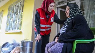 Hemşirelikten arta kalan zamanını iyiliğe adıyor