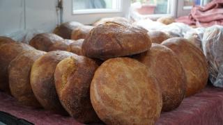 Kadın girişimci evinin alt katında açtığı fırında köyünün geleneksel ekmeğini üretiyor